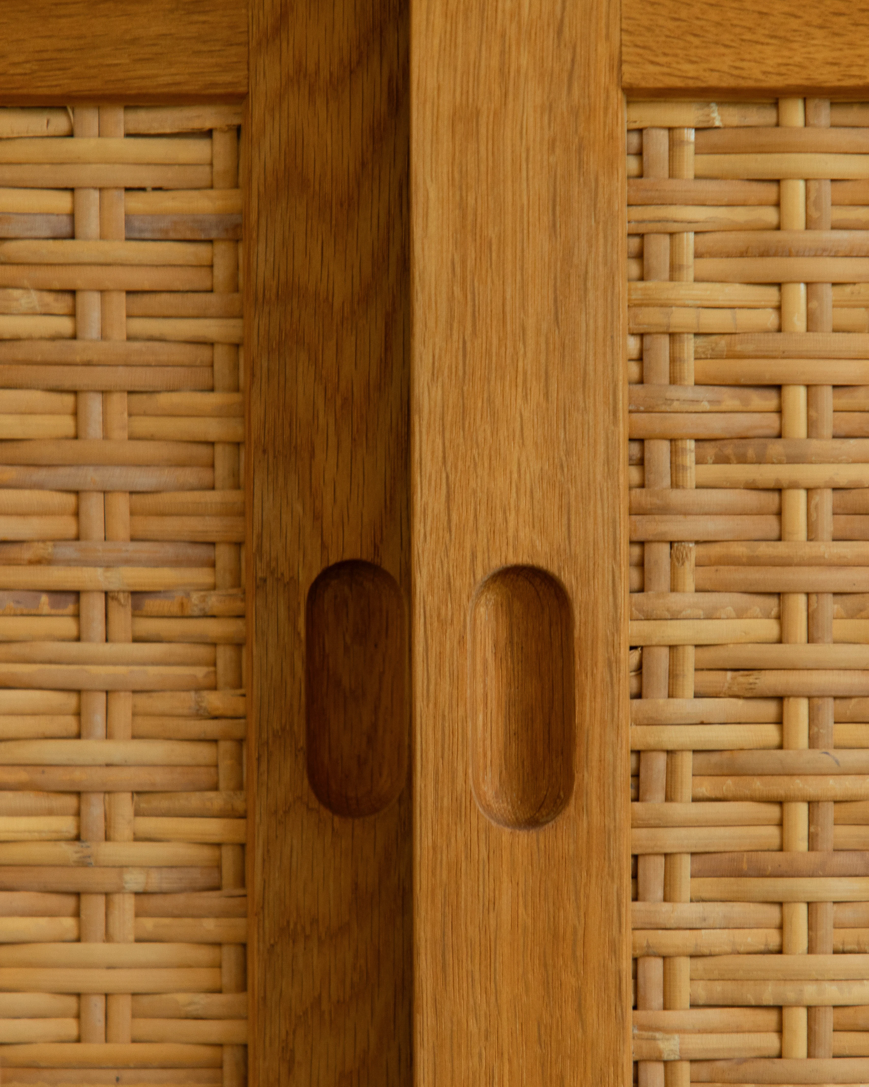 Overgang mellem rum i renoveret etplanshus – klar plan og enkel orientering.